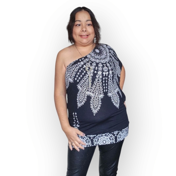 Studio Y Black and White One-Shoulder Tank Top - Picture 2 of 14